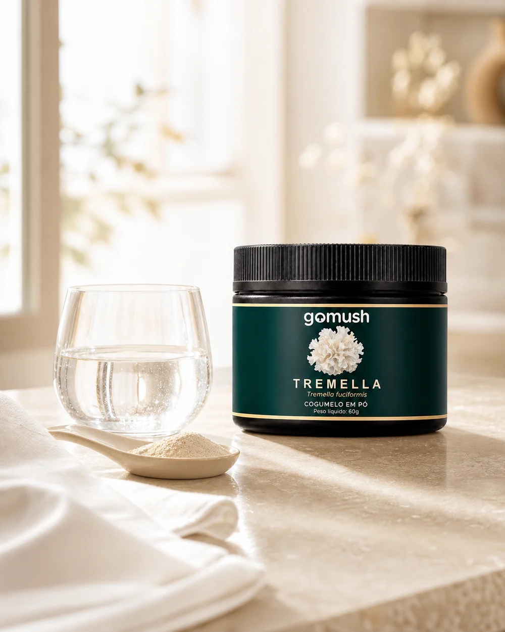 Cena de consumo com Tremella, bebida, colher e embalagem Gomush